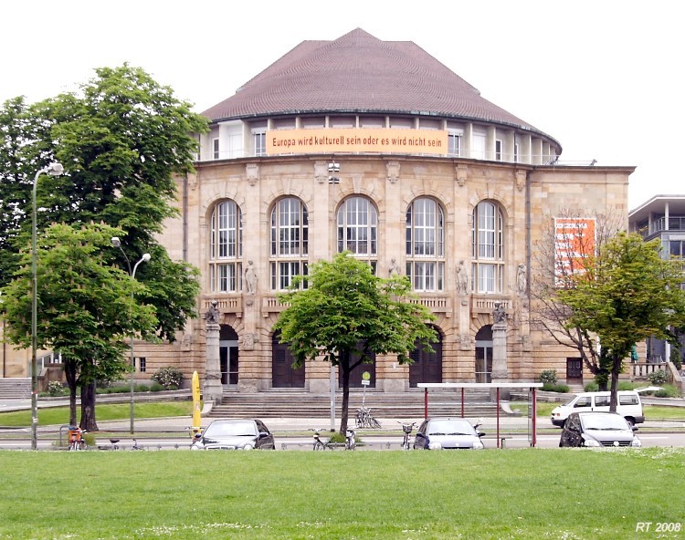 Vorderfront des Stadttheaters h